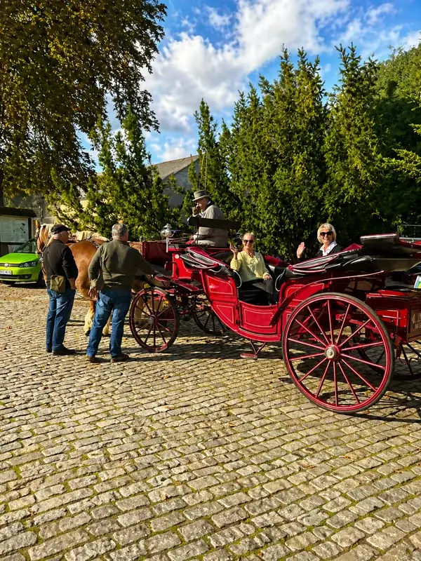 Historische Kutsche auf dem Kopfsteinpflaster von Schloss Groß Potrems