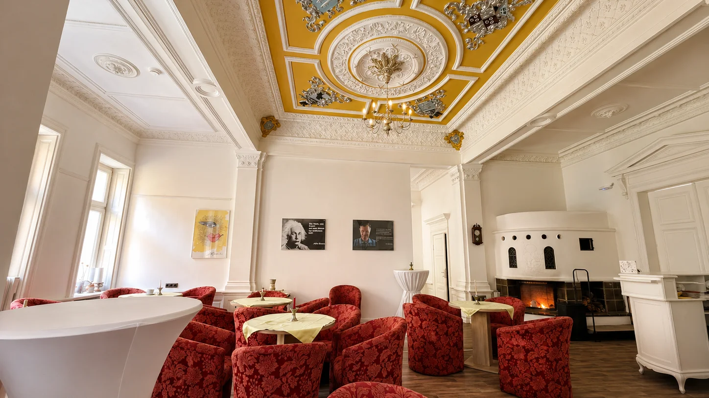 Sala Rycerska w Schloss Groß Potrems z historycznym sufitem stiukowym i kominkiem